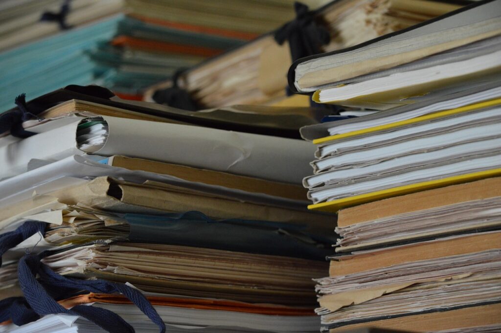 Guide pratique : conserver ses documents selon le type de personne et la durée